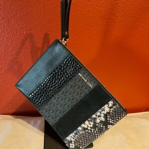 Michael Kors Jet Set XL Wristlet